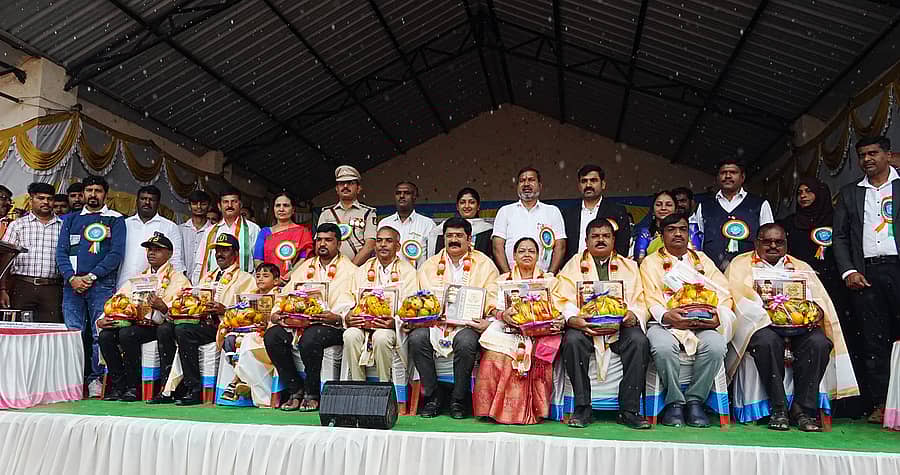 ಸಕಲೇಶಪುರದಲ್ಲಿ ರಾಷ್ಟ್ರೀಯ ಹಬ್ಬಗಳ ಆಚರಣಾ ಸಮಿತಿ ವತಿಯಿಂದ ಶುಕ್ರವಾರ ನಡೆದ ಸ್ವಾತಂತ್ರ್ಯ ದಿನಾಚರಣೆಯಲ್ಲಿ ವಿವಿಧ ಕ್ಷೇತ್ರಗಳಲ್ಲಿ ಸಾಧನೆ ಮಾಡಿದವರನ್ನು ಸನ್ಮಾನಿಸಲಾಯಿತು