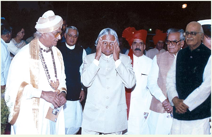 ಮಾಜಿ ರಾಷ್ಟ್ರಪತಿ ಡಾ.ಎ.ಪಿ.ಜೆ. ಅಬ್ದುಲ್‌ ಕಲಾಂ ಜೊತೆಗೆ ಶರಣಬಸವಪ್ಪ ಅಪ್ಪ ಚರ್ಚಿಸುತ್ತಿರುವುದು. ಮಾಜಿ ಪ್ರಧಾನಿ ಅಟಲ್‌ಬಿಹಾರಿ ವಾಜಪೇಯಿ, ಮಾಜಿ ಉಪ ಪ್ರಧಾನಿ ಎಲ್‌.ಕೆ. ಅಡ್ವಾಣಿ ಇದ್ದಾರೆ