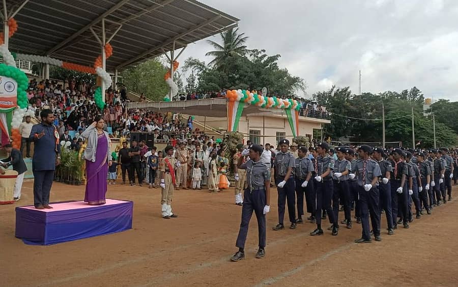 ದೊಡ್ಡಬಳ್ಳಾಪುರದಲ್ಲಿ ನಡೆದ ಸ್ವಾತಂತ್ರ್ಯೋತ್ಸವದಲ್ಲಿ ವಿದ್ಯಾರ್ಥಿಗಳಿಂದ ಉಪವಿಭಾಗಾಧಿಕಾರಿ ಎನ್‌.ದುರ್ಗಾಶ್ರೀ ಹಾಗೂ ಶಾಸಕ ಧೀರಜ್‌ ಮುನಿರಾಜು ಪಥಸಂಚಲನೆಯ ಗೌರವವಂದನೆ ಸ್ವೀಕರಿಸಿದರು