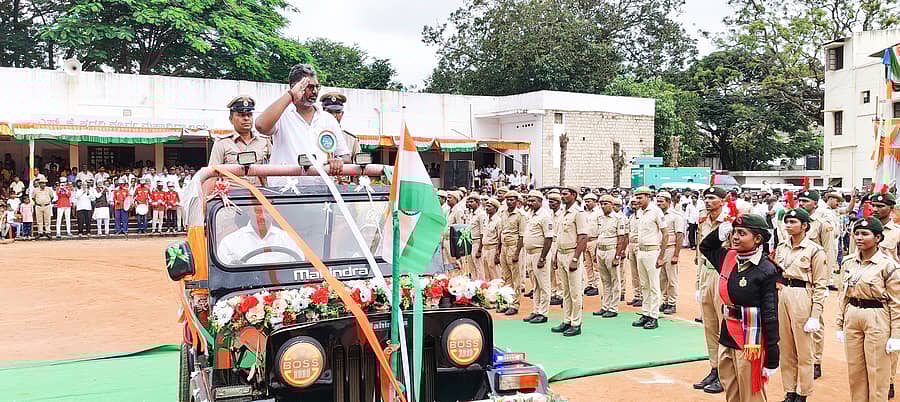 ಸವದತ್ತಿಯಲ್ಲಿ ನಡೆದ ಸ್ವಾತಂತ್ರ್ಯ ದಿನಾಚರಣೆ ಕಾರ್ಯಕ್ರಮದಲ್ಲಿ ಪೊಲೀಸ್ ಇಲಾಖೆಯಿಂದ ಶಾಸಕ ವಿಶ್ವಾಸ್ ವೈದ್ಯ ಗೌರವರಕ್ಷೆ ಸ್ವೀಕರಿಸಿದರು 