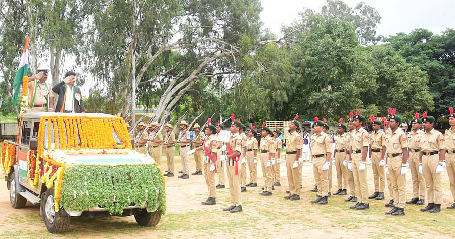 ಕೊರಟಗೆರೆಯಲ್ಲಿ ನಡೆದ ಸ್ವಾತಂತ್ರ್ಯ ದಿನಾಚರಣೆಯಲ್ಲಿ ತಹಶೀಲ್ದಾರ್ ಕೆ.ಮಂಜುನಾಥ್ ಧ್ವಜವಂದನೆ ಸ್ವೀಕರಿಸಿದರು
