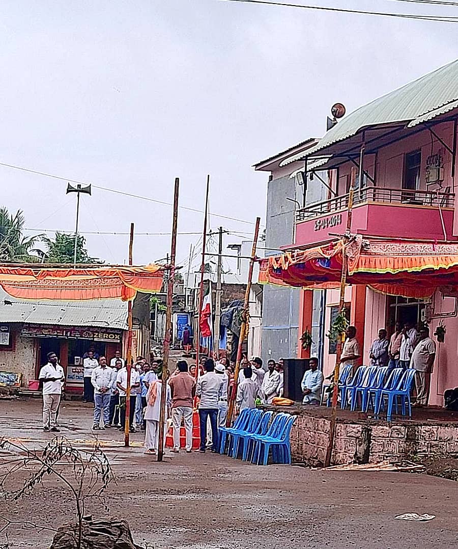 ಅಥಣಿಯ ನದಿ ಇಂಗಳಗಾವ ಗ್ರಾಮದಲ್ಲಿ ಧ್ವಜ ಉಲ್ಟಾ ಹಾರಿತು
