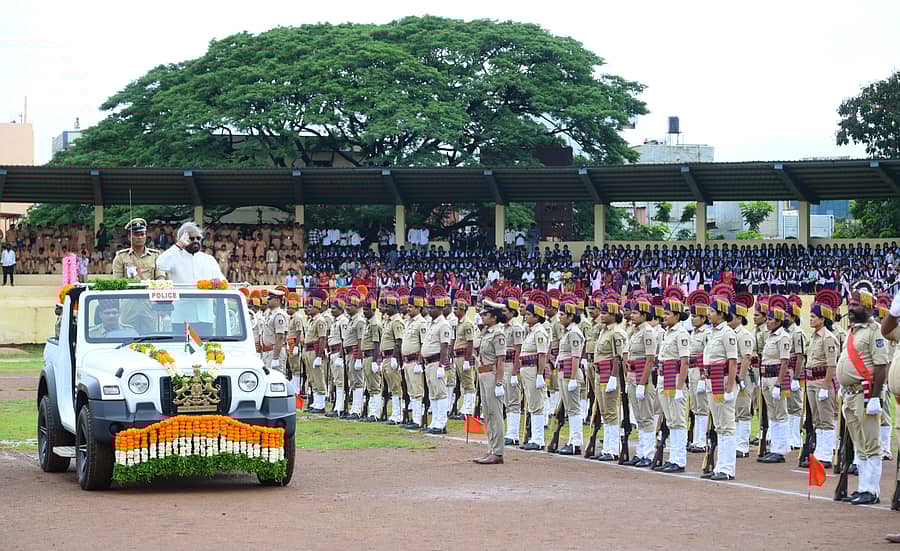 ಜಿಲ್ಲಾ ಉಸ್ತುವಾರಿ ಸಚಿವ ಈಶ್ವರ ಬಿ. ಖಂಡ್ರೆ ಅವರು ಬೀದರ್‌ನ ನೆಹರೂ ಕ್ರೀಡಾಂಗಣದಲ್ಲಿ ಧ್ವಜಾರೋಹಣ ನೆರವೇರಿಸಿ ವಿವಿಧ ತುಕಡಿಗಳಿಂದ ಗೌರವ ವಂದನೆ ಸ್ವೀಕರಿಸಿದರು