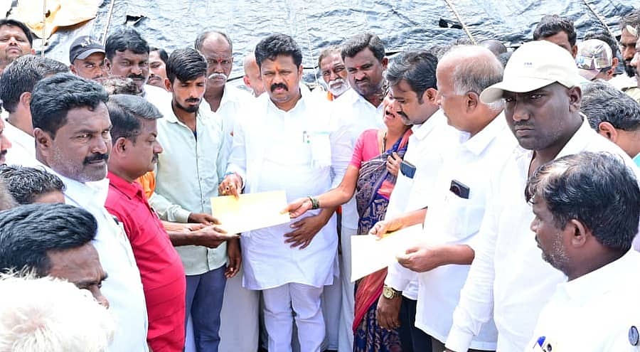ರಾಯಚೂರು ತಾಲ್ಲೂಕಿನ ಯರಗೇರಾದಲ್ಲಿ ಶುಕ್ರವಾರ ಗ್ರಾಮೀಣ ಕ್ಷೇತ್ರದ ಶಾಸಕ ಬಸನಗೌಡ ದದ್ಧಲ್ ಅವರು ಭವಾನಿ ಪತಿ ನಾಗರಾಜ ಯರಗೇರಾ ಅವರಿಗೆ ₹ 5 ಲಕ್ಷ ಮೊತ್ತದ ಚೆಕ್ ವಿತರಿಸಿದರು