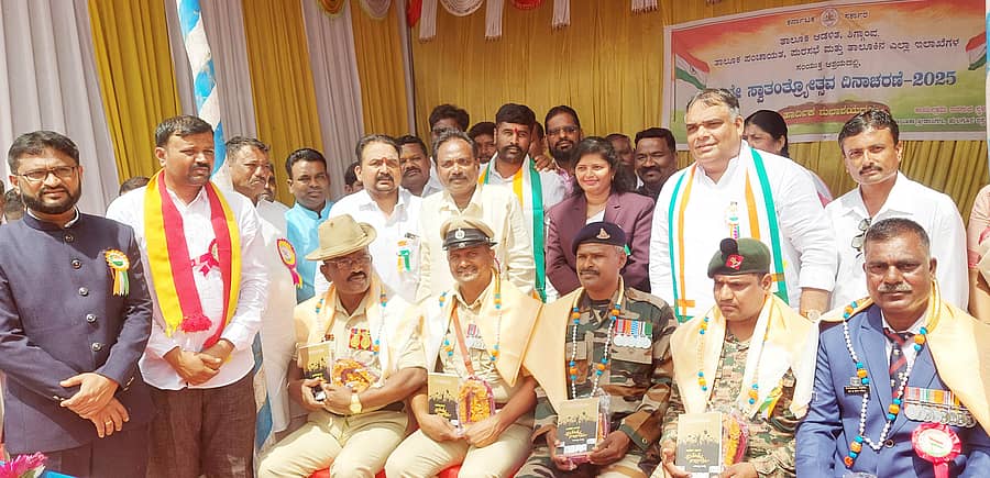 ಶಿಗ್ಗಾವಿ ಪಟ್ಟಣದ ತಾಲ್ಲೂಕು ಕ್ರೀಡಾಂಗಣದಲ್ಲಿ ಶುಕ್ರವಾರ ನಡೆದ ಸ್ವಾತಂತ್ರ್ಯ ದಿನಾಚರಣೆ ಕಾರ್ಯಕ್ರಮದಲ್ಲಿ ನಿವೃತ್ತ ಸೈನಿಕರನ್ನು ಸನ್ಮಾನಿಸಲಾಯಿತು
