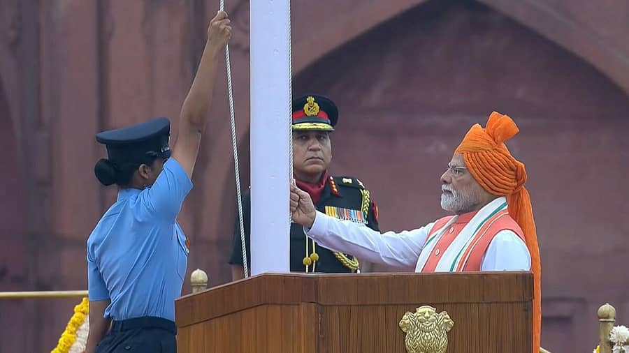 <div class="paragraphs"><p>ಧ್ವಜಾರೋಹಣ ನೆರವೇರಿಸಿದ ಪ್ರಧಾನಿ ನರೇಂದ್ರ ಮೋದಿ</p></div>