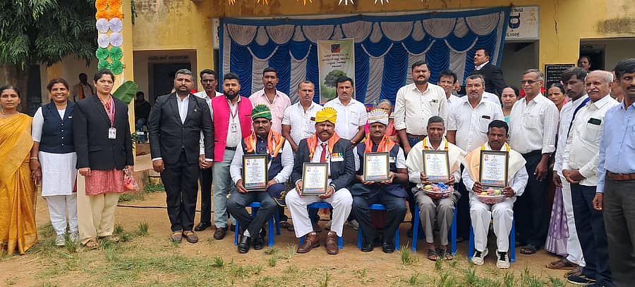 ಹಿರೀಸಾವೆಯಲ್ಲಿ ನಡೆದ ಸ್ವಾತಂತ್ರ್ಯೋತ್ಸವದಲ್ಲಿ ಶಿಕ್ಷಕ ದೇವರಾಜು, ಉಪನ್ಯಾಸಕ ಪಾಪಶೇಟ್ಟಿ ಮತ್ತು ನಿವೃತ್ತ ಯೋಧರಾದ ಬಸವರಾಜು, ಸುರೇಶ್, ಸಂತೋಷ ಅವರನ್ನು ಸನ್ಮಾನಿಸಲಾಯಿತು 