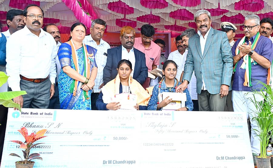 ಹೊಳಲ್ಕೆರೆಯಲ್ಲಿ ಶುಕ್ರವಾರ ನಡೆದ ಸ್ವಾತಂತ್ರ್ಯ ದಿನಾಚರಣೆಯಲ್ಲಿ ಶಾಸಕ ಎಂ.ಚಂದ್ರಪ್ಪ ಹೆಚ್ಚು ಅಂಕ ಪಡೆದ ಮೂವರು ವಿದ್ಯಾರ್ಥಿಗಳಿಗೆ ತಲಾ ₹50,000 ನಗದು ಬಹುಮಾನ ನೀಡಿದರು.