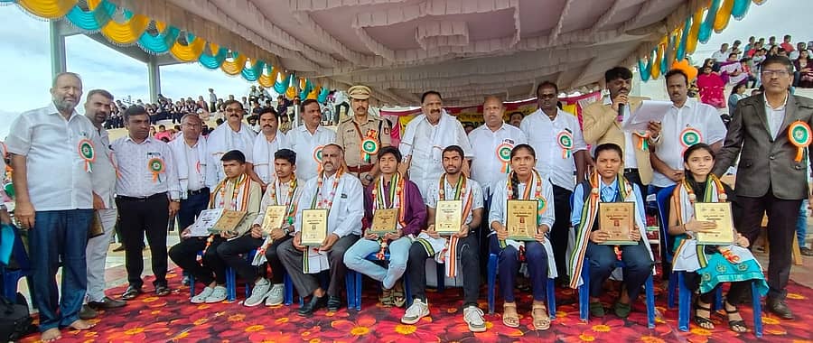 ಅರಸೀಕೆರೆ ತಾಲ್ಲೂಕು ಕ್ರೀಡಾಂಗಣದಲ್ಲಿ ನಡೆದ ಸ್ವಾತಂತ್ರ್ಯ ದಿನಾಚರಣೆ ಕಾರ್ಯಕ್ರಮದಲ್ಲಿ ಪ್ರತಿಭಾವಂತ ವಿದ್ಯಾರ್ಥಿಗಳನ್ನು ಸನ್ಮಾನಿಸಲಾಯಿತು 
