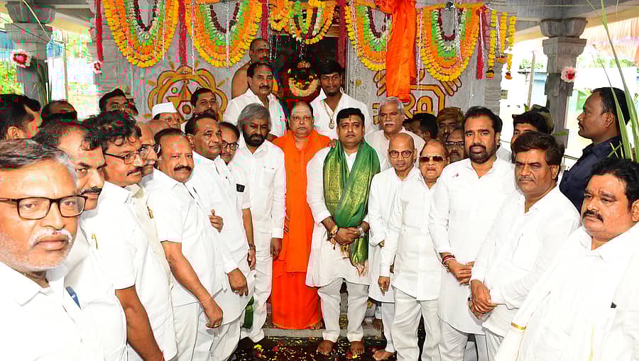 ಕಲಬುರಗಿ ನಗರದ ಬ್ರಹ್ಮಪೂರ ಬಡಾವಣೆಯಲ್ಲಿರುವ ಚೌಡೇಶ್ವರ ಕಾಲೊನಿಯಲ್ಲಿ ನೂತನವಾಗಿ ನಿರ್ಮಾಣಗೊಂಡ ಮಾತಾ ಮಾಣಿಕೇಶ್ವರಿ ದೇವಸ್ಥಾನ ಮತ್ತು ಅಮ್ಮನವರ ಮೂರ್ತಿ ಪ್ರತಿಷ್ಠಾಪನೆ ಕಾರ್ಯಕ್ರಮದಲ್ಲಿ ಭಾಗಿಯಾಗಿದ್ದ ಗಣ್ಯರು 