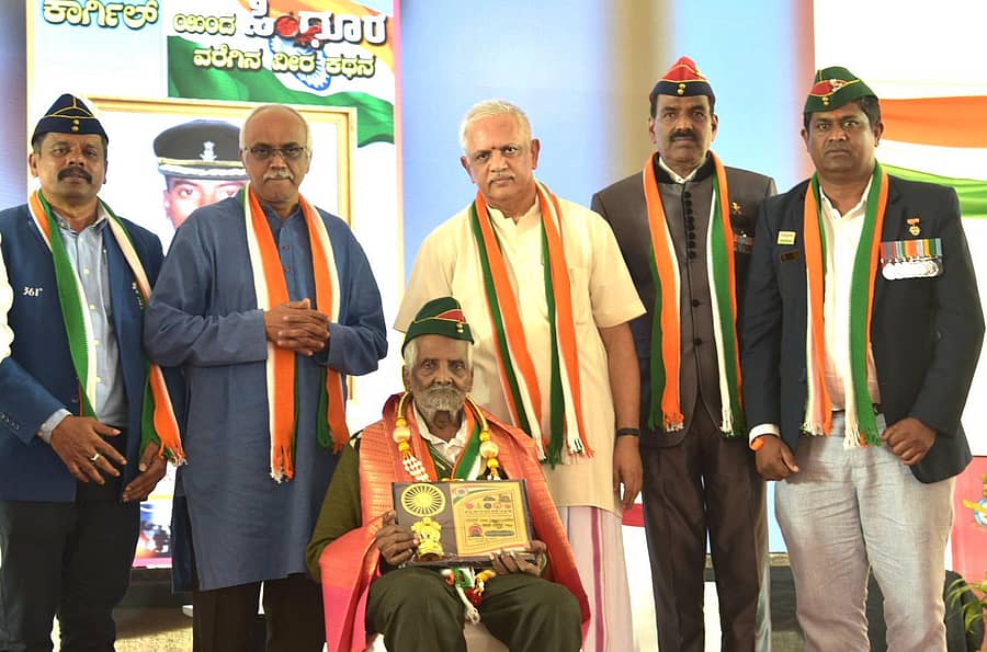 ಆನೇಕಲ್ ತಾಲ್ಲೂಕಿನ ಸರ್ಜಾಪುರದಲ್ಲಿ ಅಖಿಲ ಕರ್ನಾಟಕ ಮಾಜಿ ಸೈನಿಕ ಸಂಘದಿಂದ ಕಾರ್ಗಿಲ್‌ನಿಂದ ಸಿಂಧೂರ ವರೆಗಿನ ವೀರ ಕಥನ ಕಾರ್ಯಕ್ರಮದಲ್ಲಿ ನಿವೃತ್ತ ಯೋಧರನ್ನು ಸನ್ಮಾನಿಸಲಾಯಿತು
