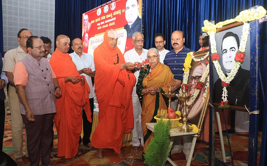ಚಾಮರಾಜನಗರದ ಡಾ.ರಾಜಕುಮಾರ್ ಕಲಾಮಂದಿರದಲ್ಲಿ ಶನಿವಾರ ಅಖಿಲ ಭಾರತ ಶರಣ ಸಾಹಿತ್ಯ ಪರಿಷತ್ತು ಹಾಗೂ ಕದಳಿ ಮಹಿಳಾ ವೇದಿಕೆ ಸಹಯೋಗದಲ್ಲಿ ಹಮ್ಮಿಕೊಂಡಿದ್ದ ಎಂ.ಸಿ ಬಸಪ್ಪ ಜನ್ಮ ಶತಮಾನೋತ್ಸವ ಹಾಗೂ ದತ್ತಿ ಉಪನ್ಯಾಸ ಕಾರ್ಯಕ್ರಮದಲ್ಲಿ ಸುತ್ತೂರು ಮಠದ ಶ್ರೀಗಳು ಬಸಪ್ಪನವರ ಭಾವಚಿತ್ರಕ್ಕೆ ಪುಷ್ಪನಮನ ಸಲ್ಲಿಸಿದರು