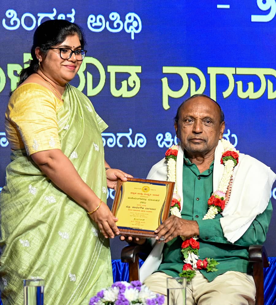 <div class="paragraphs"><p>ಕಾರ್ಯಕ್ರಮದಲ್ಲಿ ಕಾಳೇಗೌಡ ನಾಗವಾರ ಅವರನ್ನು ಕೆ.ಎಂ. ಗಾಯಿತ್ರಿ ಗೌರವಿಸಿದರು&nbsp; &nbsp; &nbsp; </p></div>