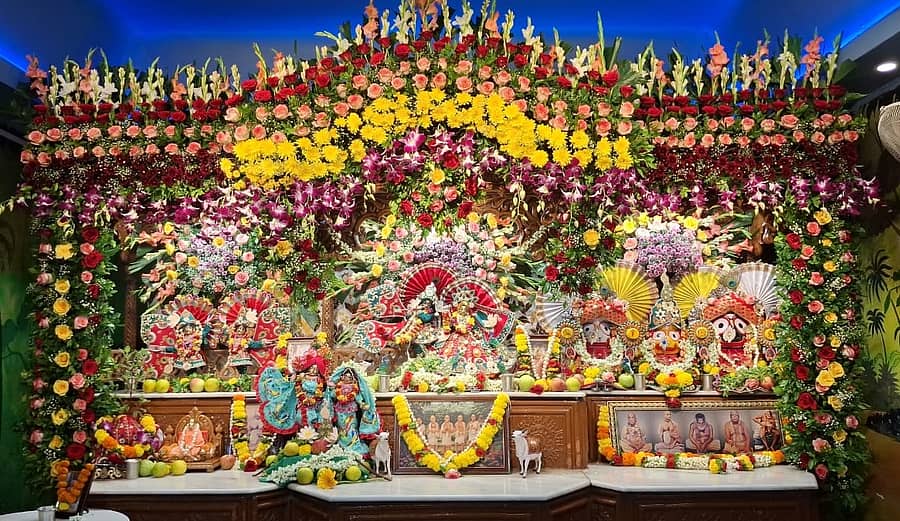 ಬೆಳಗಾವಿಯ ಟಿಳಕವಾಡಿಯ ಶುಕ್ರವಾರ ಪೇಟೆಯ ಇಸ್ಕಾನ್‌ ಮಂದಿರದಲ್ಲಿ ವೈವಿಧ್ಯಮಯ ಪುಷ್ಪಗಳಿಂದ ಕೃಷ್ಣ–ರಾಧೆಯನ್ನು ವರ್ಣರಂಜಿತವಾಗಿ ಅಲಂಕರಿಸಿದ್ದು ಭಕ್ತರನ್ನು ಸೆಳೆಯಿತು
