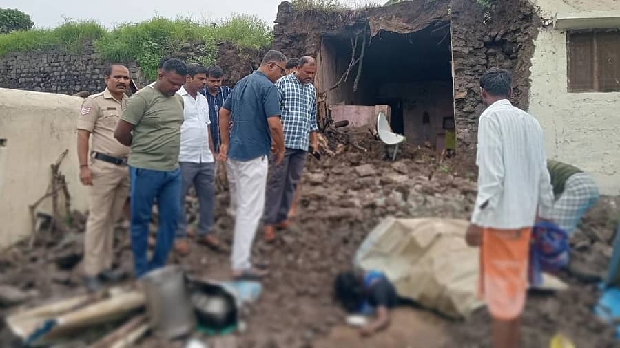 <div class="paragraphs"><p>ಅಫಜಲಪುರ ತಾಲ್ಲೂಕಿನ ಭೋಸಗಾ ಗ್ರಾಮದಲ್ಲಿ  ಮನೆಯ ಗೋಡೆ ಕುಸಿದು ಲಕ್ಷ್ಮಿಬಾಯಿ ಬಿರಾದಾರ ಎಂಬುವರು ಅಸುನೀಗಿದ್ದಾರೆ</p></div>