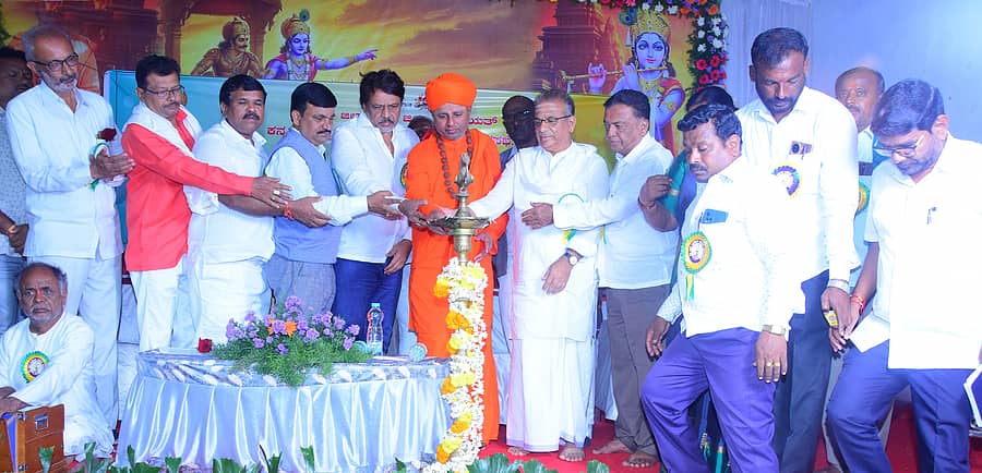 ಅಖಿಲ ಭಾರತ ಯಾದವ ಮಹಾಸಂಸ್ಥಾನ ಸುಕ್ಷೇತ್ರ ಗೊಲ್ಲಗಿರಿಯಲ್ಲಿ ಶನಿವಾರ ಜಿಲ್ಲಾಡಳಿತದ ವತಿಯಿಂದ ನಡೆದ ಶ್ರೀಕೃಷ್ಣ ಜಯಂತಿ ಕಾರ್ಯಕ್ರಮವನ್ನು ಶ್ರೀ ಕೃಷ್ಣ ಯಾದವಾನಂದ ಸ್ವಾಮೀಜಿ ಉದ್ಘಾಟಿಸಿದರು