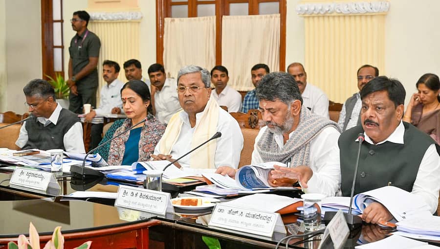 ಎಸ್‌ಸಿ, ಎಸ್‌ಟಿ ಅಭಿವೃದ್ಧಿ ಪರಿಷತ್ತಿನ ಸಭೆಯಲ್ಲಿ ಸತೀಶ ಜಾರಕಿಹೊಳಿ, ಮುಖ್ಯಕಾರ್ಯದರ್ಶಿ ಶಾಲಿನಿ ರಜನೀಶ್‌, ಸಿದ್ದರಾಮಯ್ಯ, ಡಿ.ಕೆ.ಶಿವಕುಮಾರ್, ಎಚ್‌.ಸಿ.ಮಹದೇವಪ್ಪ ಭಾಗವಹಿಸಿದ್ದರು.