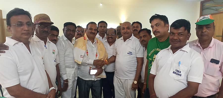 ರಾಣೆಬೆನ್ನೂರಿಗೆ ಪಾಕಿಸ್ತಾನ - ಭಾರತದ ನಡುವೆ 1971 ರಲ್ಲಿ ನಡೆದ ಯುದ್ದದಲ್ಲಿ ವಿಜಯ ಪತಾಕೆ ಹಾರಿಸಿದ ಟಿ-55 ಯುದ್ದದ ಟ್ಯಾಂಕ್‌ ತರಲು ಶ್ರಮಿಸಿದ ರುವಾರಿ ಮೃತ್ಯುಂಜಯನಗರದ ಆಯುಷ್ಯ ವೈದ್ಯ ಡಾ.ಚನ್ನು ಹಿರೇಮಠ ಅವರನ್ನು 1984 ರ ಎಸ್‌ಎಸ್‌ಎಲ್‌ಸಿ ಗೆಳೆಯರ ಬಳಗದ ಪದಾಧಿಕಾರಿಗಳು ಶಂಕರ್‌ ಕಂಫರ್ಟ್‌ ಸಭಾಂಗಣದಲ್ಲಿ ಸನ್ಮಾನಿಸಿದರು.