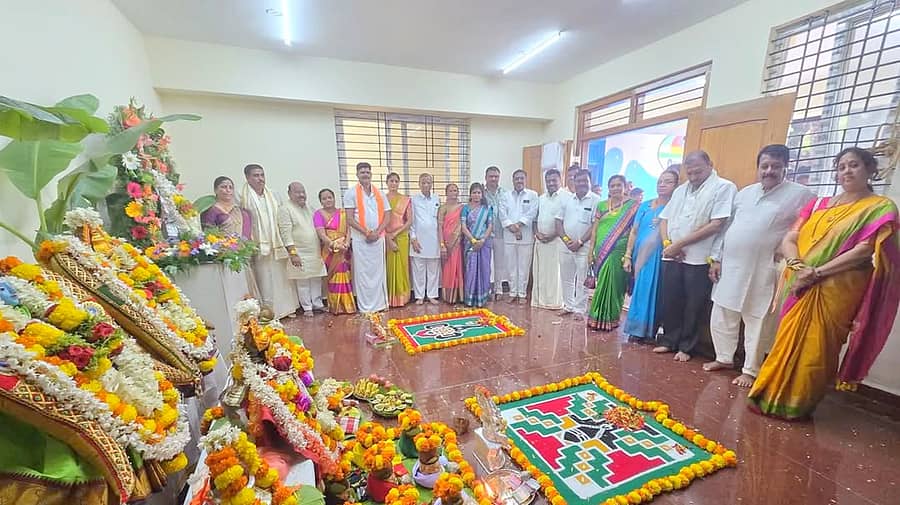ಹಾವೇರಿ ಜಿಲ್ಲಾ ಹಾಲು ಉತ್ಪಾದಕರ ಸಹಕಾರ ಸಂಘಗಳ ಒಕ್ಕೂಟದ (ಹಾವೆಮುಲ್) ನೂತನ ಆಡಳಿತ ಕಟ್ಟಡದಲ್ಲಿ ಶುಕ್ರವಾರ ನವಗ್ರಹ ಪೂಜೆ ಹಾಗೂ ಹೋಮ ಮಾಡಲಾಯಿತು 
