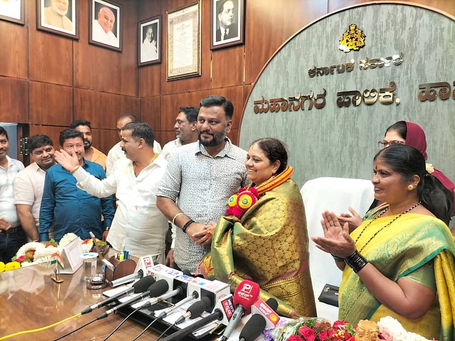 ಹಾಸನ ಮಹಾನಗರ ಪಾಲಿಕೆ ಮೇಯರ್‌ ಆಗಿ ಅಧಿಕಾರ ಸ್ವೀಕರಿಸಿದ ಹೇಮಲತಾ ಅವರನ್ನು ಶಾಸಕ ಸ್ವರೂಪ್‌ ಪ್ರಕಾಶ್‌ ಸನ್ಮಾನಿಸಿದರು 