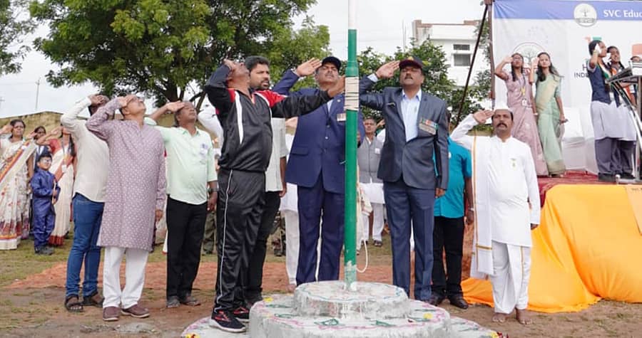ಕುಷ್ಟಗಿಯ ಎಸ್‌ವಿಸಿ ಶಿಕ್ಷಣ ಸಂಸ್ಥೆಯ ಸ್ವಾತಂತ್ರ್ಯ ದಿನಾಚರಣೆಯಲ್ಲಿ ಸೇನೆಯ ನಿವೃತ್ತ ಕ್ಯಾಪ್ಟನ್ ಮಲ್ಲಿಕಾರ್ಜುನ ಮಿರ್ಜಿ ರಾಷ್ಟ್ರಧ್ವಜಾರೋಹಣ ನೆರವೇರಿಸಿದರು