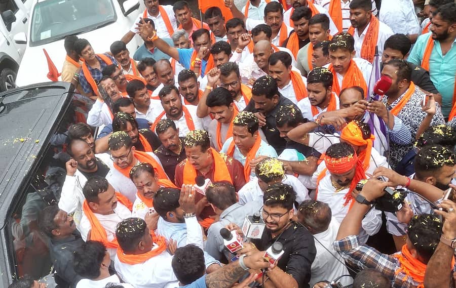 ‘ಧರ್ಮಸ್ಥಳ ಚಲೊ’ ಯಾತ್ರೆ ಮೂಲಕ ಬೆಂಗಳೂರಿನಿಂದ ಧರ್ಮಸ್ಥಳ ಕ್ಷೇತ್ರವನ್ನು ಶನಿವಾರ ತಲುಪಿದ ಶಾಸಕ ಎಸ್‌.ಆರ್‌.ವಿಶ್ವನಾಥ್ ಮತ್ತು ಬಳಗದವರನ್ನು ಹೂಮಳೆಗರೆದು ಬರಮಾಡಿಕೊಳ್ಳಲಾಯಿತು