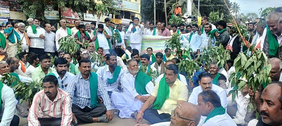 <div class="paragraphs"><p>ಬೈಲಹೊಂಗಲದಲ್ಲಿ ಕರ್ನಾಟಕ ರಾಜ್ಯ ರೈತ ಸಂಘದಿಂದ ರಸ್ತೆ ಬಂದ್ ಮಾಡಿ ಪ್ರತಿಭಟನೆ ನಡೆಸಲಾಯಿತು</p></div>