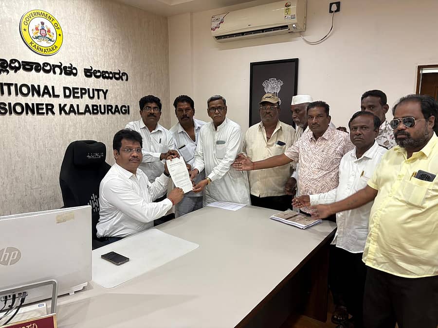 ನಾಗಮೋಹನ ದಾಸ ವರದಿ ತಿರಸ್ಕರಿಸುವಂತೆ ಭೋವಿ ವಡ್ಡರ ಸಮಾಜ ಜಿಲ್ಲಾ ಸಮಿತಿ ಪದಾಧಿಕಾರಿಗಳು ಹೆಚ್ಚುವರಿ ಜಿಲ್ಲಾಧಿಕಾರಿ ಅವರಿಗೆ ಮನವಿ ಪತ್ರ ಸಲ್ಲಿಸಿದರು