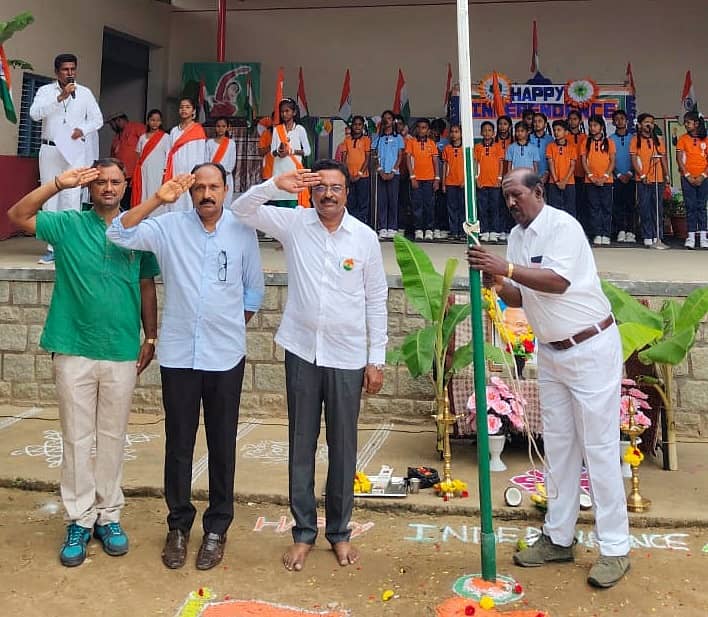 <div class="paragraphs"><p>ರಾಮನಗರ ತಾಲ್ಲೂಕಿನ ಬಿಡದಿಯ&nbsp;ಜ್ಞಾನವಿಕಾಸ್ ವಿದ್ಯಾಸಂಘದ ಆಶ್ರಯದಲ್ಲಿ ನಡೆಯುತ್ತಿರುವ ಶ್ರೀ ಬಸವೇಶ್ವರ ಸ್ವಾಮಿ ಗ್ರಾಮಾಂತರ ಪ್ರೌಢಶಾಲೆ, ಜ್ಞಾನವಿಕಾಸ್ ಆಂಗ್ಲ ಮಾಧ್ಯಮ ಪ್ರೌಢಶಾಲೆ ಹಾಗೂ ಜ್ಞಾನವಿಕಾಸ್ ಹಿರಿಯ ಪ್ರಾಥಮಿಕ ಶಾಲೆಗಳ ಸಹಯೋಗದಲ್ಲಿ ಶುಕ್ರವಾರ ಸ್ವಾತಂತ್ರ್ಯ ದಿನ ಆಚರಿಸಲಾಯಿತು. </p></div>