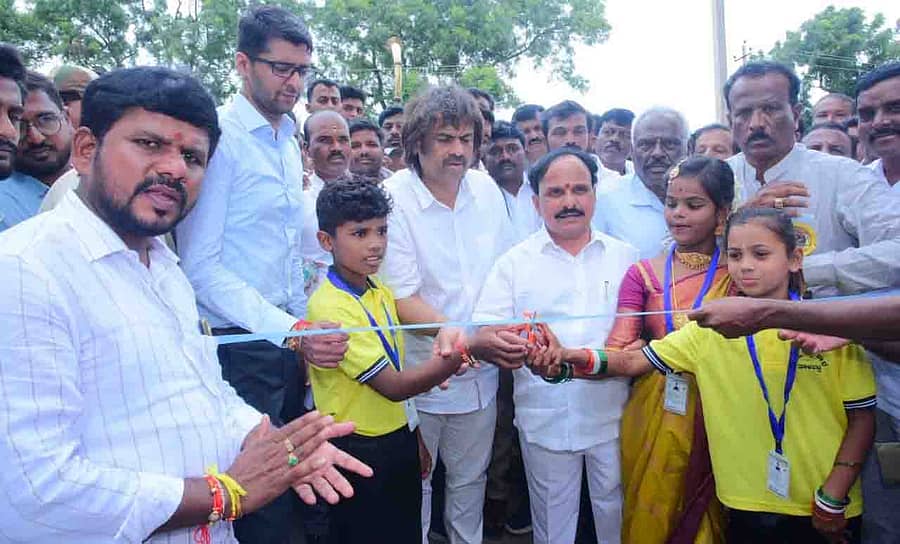 ಹಿರಿಯೂರು ತಾಲ್ಲೂಕಿನ ತಾಳವಟ್ಟಿ ಗ್ರಾಮದಲ್ಲಿ ಶನಿವಾರ ಸರ್ಕಾರಿ ಹಿರಿಯ ಪ್ರಾಥಮಿಕ ಶಾಲೆಯ ಶತಮಾನೋತ್ಸವ ಸಮಾರಂಭ ಹಾಗೂ ಶಾಲಾ ಶತಮಾನೋತ್ಸವದ ಕಟ್ಟಡದ ಉದ್ಘಾಟನೆಯನ್ನು ಪ್ರಾಥಮಿಕ ಮತ್ತು ಪ್ರೌಢಶಿಕ್ಷಣ ಸಚಿವ ಮಧುಬಂಗಾರಪ್ಪ ನೆರವೇರಿಸಿದರು. ಜಿಲ್ಲಾ ಉಸ್ತುವಾರಿ ಸಚಿವ ಡಿ. ಸುಧಾಕರ್ ಜೊತೆಯಲ್ಲಿದ್ದರು