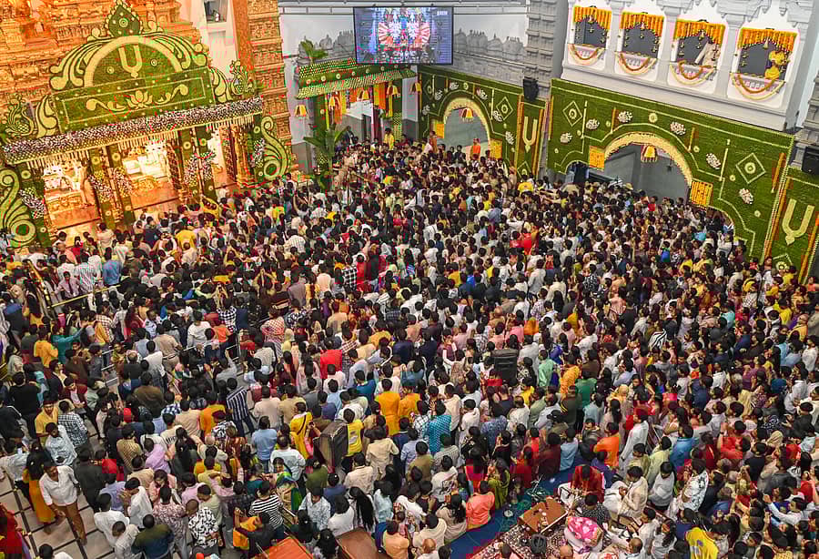 ಶ್ರೀಕೃಷ್ಣ ಜನ್ಮಾಷ್ಟಮಿ ಪ್ರಯುಕ್ತ ಭಕ್ತಾದಿಗಳು ರಾಜಾಜಿನಗರದ ಇಸ್ಕಾನ್ ದೇವಾಲಯದಲ್ಲಿ ಸರದಿಯಲ್ಲಿ ದೇವರ ದರ್ಶನ ಪಡೆದರು
ಪ್ರಜಾವಾಣಿ ಚಿತ್ರ: ಎಂ. ಎಸ್. ಮಂಜುನಾಥ್