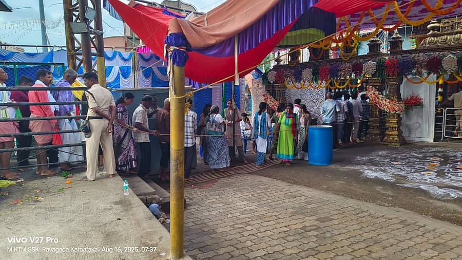 ಪಾವಗಡ ಶನೈಶ್ಚರ ದೇಗುಲಕ್ಕೆ ಬಂದಿದ್ದ ಭಕ್ತರು ಶನಿವಾರ ದರ್ಶನಕ್ಕೆ ಸರದಿಯಲ್ಲಿ ನಿಂತಿದ್ದರು
