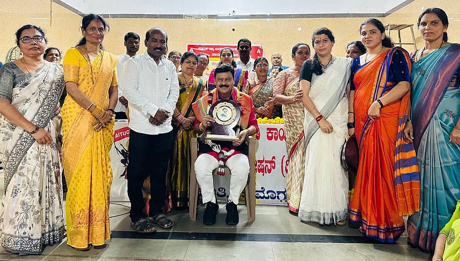 ಕಾರ್ಗಲ್ ಪಟ್ಟಣದ ಚೌಡೇಶ್ವರಿ ದೇಗುಲ ಸಂಕೀರ್ಣದಲ್ಲಿ ನಡೆದ ಜಿಲ್ಲಾ ಮಟ್ಟದ ಅಂಗನವಾಡಿ ಕಾರ್ಯಕರ್ತೆಯರ ಸಮಾವೇಶದಲ್ಲಿ ಶಾಸಕ ಗೋಪಾಲಕೃಷ್ಣ ಬೇಳೂರು ಅವರನ್ನು ಕಾರ್ಯಕರ್ತೆಯರು ಸನ್ಮಾನಿಸಿದರು