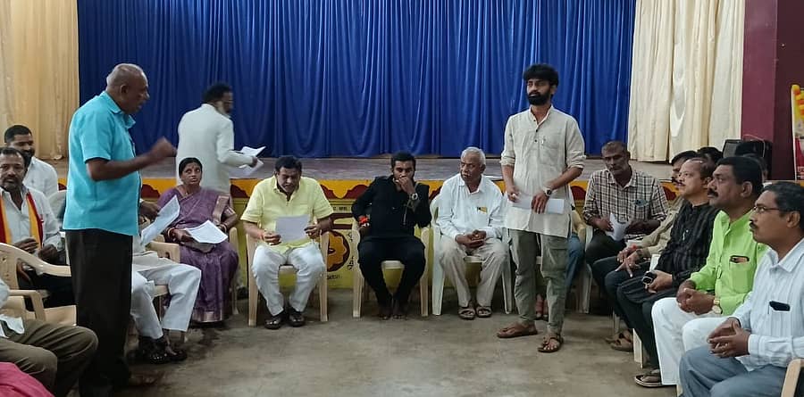 ​ಜಿಲ್ಲಾ ಆಸ್ಪತ್ರೆಗಾಗಿ ಶನಿವಾರ ನಡೆದ ವಿವಿಧ ಹೋರಾಟಗಾರರ ಸಭೆಯಲ್ಲಿ ಹಾಲಿ ಹಾಗೂ ಮಾಜಿ ಶಾಸಕರು ಮತ್ತು ವಿವಿಧ ಸಂಘಟನೆ ಮುಖಂಡರು ಇದ್ದರು