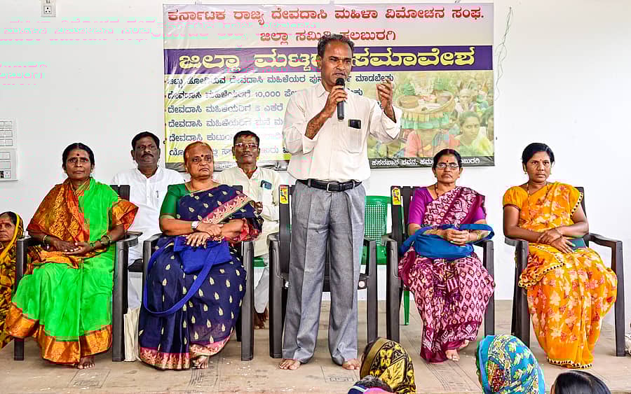 ಕಲಬುರಗಿಯಲ್ಲಿ ನಡೆದ ದೇವದಾಸಿ ಮಹಿಳೆಯರ ಸಮಾವೇಶದಲ್ಲಿ ಯು.ಬಸವರಾಜ ಮಾತನಾಡಿದರು. ಮೀನಾಕ್ಷಿ ಬಾಳಿ, ಶ್ರೀಗಂಧ, ಮೀನಾಕ್ಷಿ ಧನ್ನಿ, ಚಂದಮ್ಮ ಭಾಗವಹಿಸಿದ್ದರು            ಪ್ರಜಾವಾಣಿ ಚಿತ್ರ