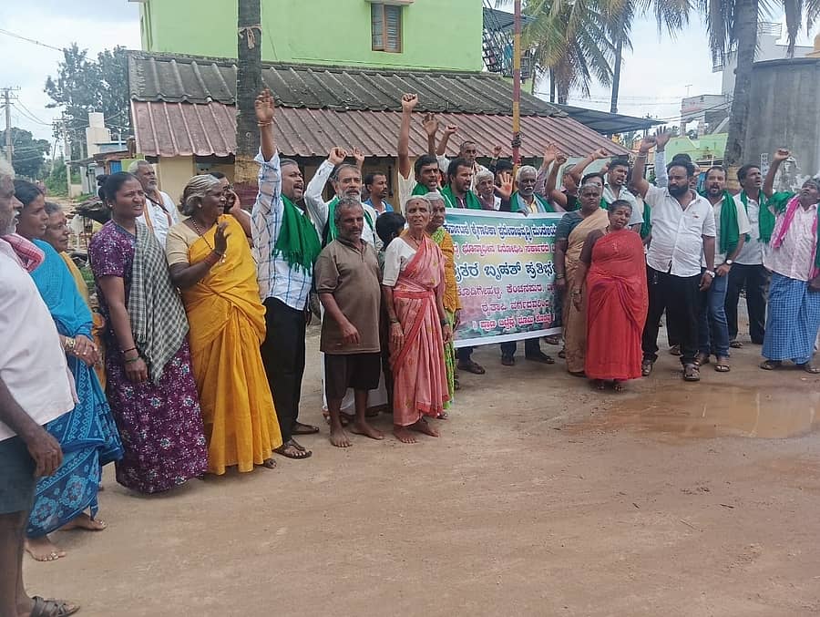 ಕೆಐಇಡಿಬಿ ವಿರುದ್ಧ ರೈತರು ಪ್ರತಿಭಟನೆ ನಡೆಸಿದರು
