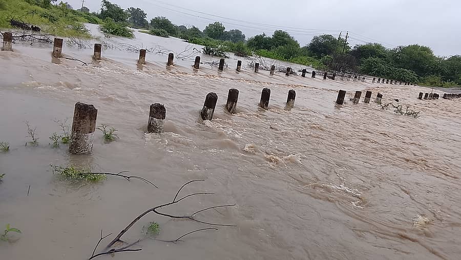 ಬೀದರ್ ಜಿಲ್ಲೆಯ ಕಮಲನಗರ ತಾಲ್ಲೂಕಿನ ಬಸನಾಳ–ಕೋರಿಯಾಳ ಗ್ರಾಮದ ಮಧ್ಯದ ಸೇತುವೆ ಜಲಾವೃತಗೊಂಡಿದೆ