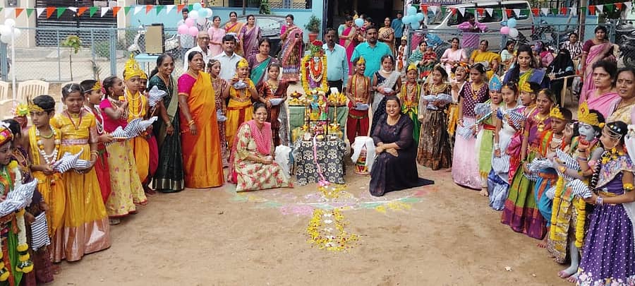 ರಾಮನಗರ ನೇತಾಜಿ ಪಾಪುಲರ್ ಆಂಗ್ಲ ಶಾಲೆಯಲ್ಲಿ ಶನಿವಾರ ನಡೆದ ಕೃಷ್ಣ ಜನ್ಮಾಷ್ಟಮಿ ಕಾರ್ಯಕ್ರಮದಲ್ಲಿ ವಿದ್ಯಾರ್ಥಿಗಳು ಕೃಷ್ಣ ಮತ್ತು ರಾಧೆ ವೇಷದಲ್ಲಿ ಗಮನ ಸೆಳೆದರು