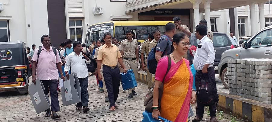 ಚುನಾವಣಾ ಸಿಬ್ಬಂದಿ ಮತಯಂತ್ರದೊಂದಿಗೆ ಶನಿವಾರ ಮತಗಟ್ಟೆಗಳಿಗೆ ತೆರಳಿದರು