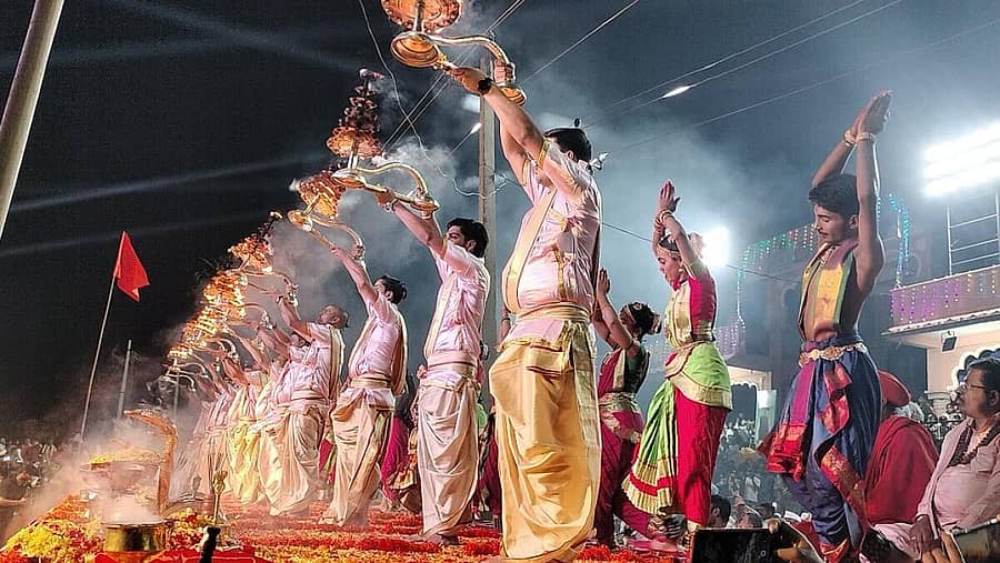 ಜಮಖಂಡಿ ತಾಲ್ಲೂಕಿನ ಹಿಪ್ಪರಗಿ ಬ್ಯಾರೇಜ್ ಹಿಂಭಾಗದಲ್ಲಿನ ಸಂಗಮೇಶ್ವರ ಮಹಾರಾಜರ ದೇವಸ್ಥಾನದ ಆವರಣದಲ್ಲಿ ಶನಿವಾರ ಪಂಡಿತರು ಕೃಷ್ಣಾ ಆರತಿ ನೆರವೇರಿಸಿದರು.