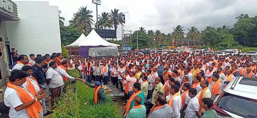 ಯಲಹಂಕ ಕ್ಷೇತ್ರದ ಬಿಜೆಪಿ ಮುಖಂಡರು ಶಾಸಕ ಎಸ್‌.ಆರ್‌. ವಿಶ್ವನಾಥ್‌ ನೇತೃತ್ವದಲ್ಲಿ ಆಯೋಜಿಸಿದ್ದ ‘ಧರ್ಮಸ್ಥಳ ಚಲೊ ಅಭಿಯಾನ’ ಕಾರ್‌ ಯಾತ್ರೆಗೆ ಸಿಂಗನಾಯಕನಹಳ್ಳಿಯಲ್ಲಿ ಶನಿವಾರ ಚಾಲನೆ ನೀಡಲಾಯಿತು