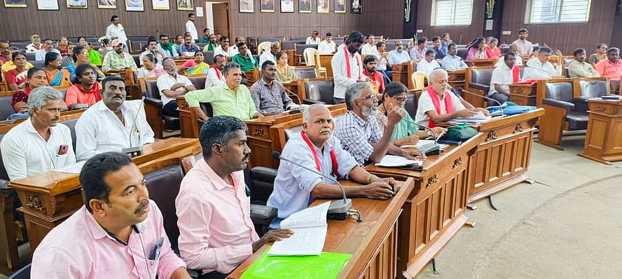 ಮಂಡ್ಯ ಜಿಲ್ಲಾ ಪಂಚಾಯಿತಿ ಕಾವೇರಿ ಸಭಾಂಗಣದಲ್ಲಿ ಶನಿವಾರ ನಡೆದ ಸಭೆಯಲ್ಲಿ ಭಾಗವಹಿಸಿದ್ದ ಕರ್ನಾಟಕ ಪ್ರಾಂತ ಕೃಷಿ ಕೂಲಿಕಾರರ ಸಂಘ ಮತ್ತು ವಿವಿಧ ಸಂಘಗಳ ಮುಖಂಡರು