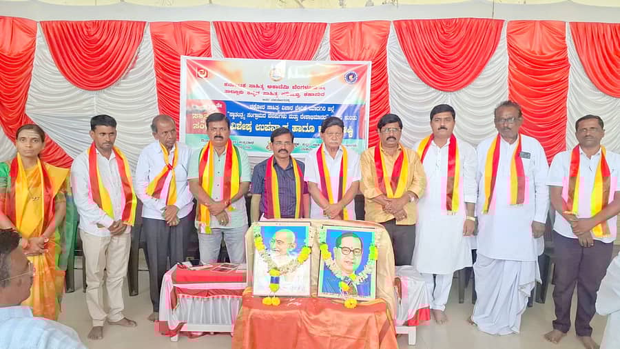 ಶಹಾಪುರ ನಗರದ ಕನ್ನಡ ಸಾಹಿತ್ಯ ಭವನದಲ್ಲಿ ಕರ್ನಾಟಕ ಸಾಹಿತ್ಯ ಅಕಾಡೆಮಿ ಬೆಂಗಳೂರು ಮತ್ತು ತಾಲ್ಲೂಕು ಕಸಾಪ ಘಟಕದ ಆಶ್ರಯದಲ್ಲಿ ಶುಕ್ರವಾರ ಸ್ವಾತಂತ್ರ್ಯ ಸಂಗ್ರಾಮದ ನೆನೆಪುಗಳು ಹಾಗೂ ದೇಶಾಭಿಮಾನ ಕಾರ್ಯಕ್ರಮವನ್ನು ಅಕಾಡೆಮಿ ಸದಸ್ಯ ಸಿದ್ದರಾಮ ಹೊನ್ಕಲ್ ಉದ್ಘಾಟಿಸಿದರು