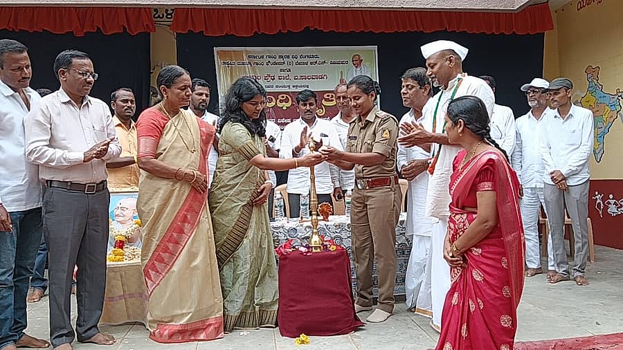 ತಾಳಿಕೋಟೆ ತಾಲ್ಲೂಕಿನ ಬಿ.ಸಾಲವಾಡಗಿ ಗ್ರಾಮದ ಸರ್ಕಾರಿ ಪ್ರೌಢಶಾಲೆಯಲ್ಲಿ ಜರುಗಿದ ' ಗಾಂಧಿ ಸ್ಮೃತಿ ' ರಸಪ್ರಶ್ನೆ ಸಂವಾದ ಹಾಗೂ ಒಂದು ದಿನದ ವಿಶೇಷ ಕಾರ್ಯಕ್ರಮವನ್ನು ತಹಶೀಲ್ದಾರ್ ಡಾ.ವಿನಯಾ ಹೂಗಾರ ಶನಿವಾರ ಉದ್ಘಾಟಿಸಿದರು