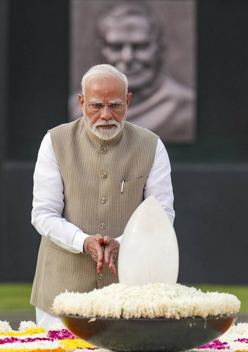 <div class="paragraphs"><p>ಪ್ರಧಾನಿ ನರೇಂದ್ರ ಮೋದಿ ಅವರು ದೆಹಲಿಯಲ್ಲಿರುವ ಅಟಲ್ ಬಿಹಾರಿ ವಾಜಪೇಯಿ ಅವರ ಸಮಾಧಿ ‘ಸದೈವ್ ಅಟಲ್’ಗೆ  ಪುಷ್ಪ ನಮನ ಸಲ್ಲಿಸಿದರು</p></div>
