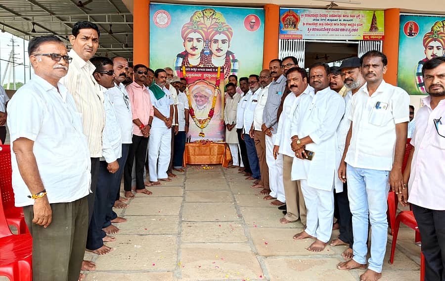 ಚಿತ್ತಾಪುರ ಪಟ್ಟಣದಲ್ಲಿರುವ ಶರಣಬಸವೇಶ್ವರ ದೇವಾಲಯದಲ್ಲಿ ಶುಕ್ರವಾರ ಅಖಿಲ ಭಾರತ ವೀರಶೈವ ಲಿಂಗಾಯತ ಮಹಾಸಭಾ ವತಿಯಿಂದ ಶರಣಬಸಪ್ಪಾ ಅಪ್ಪಾ ಅವರ ನುಡಿನಮನ ಕಾರ್ಯಕ್ರಮ ಮಾಡಲಾಯಿತು.