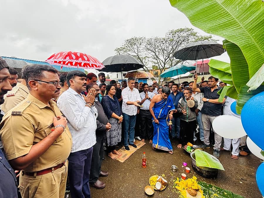 ವಿರಾಜಪೇಟೆಯ ಕೆಎಸ್‌ಆರ್‌ಟಿಸಿ ಬಸ್ ನಿಲ್ದಾಣದಲ್ಲಿ ಶನಿವಾರ ನಡೆದ ಕಾರ್ಯಕ್ರಮದಲ್ಲಿ ಮುಖ್ಯಮಂತ್ರಿಗಳ ಕಾನೂನು ಸಲಹೆಗಾರ ಹಾಗೂ ಶಾಸಕ ಎ.ಎಸ್.ಪೊನ್ನಣ್ಣ ಅವರು ಹಸಿರು ನಿಶಾನೆ ತೋರಿಸುವ ಮೂಲಕ 8 ಬಸ್‌ಗಳಿಗೆ ಚಾಲನೆ ನೀಡಿದರು