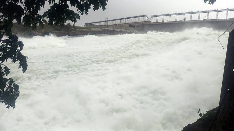 ಶ್ರೀರಂಗಪಟ್ಟಣ ತಾಲ್ಲೂಕಿನ ಕೆಆರ್‌ಎಸ್‌ ಜಲಾಶಯದ ಪ್ಲಸ್‌ 80 ಅಡಿ ಮಟ್ಟದ ಗೇಟ್‌ಗಳ ಮೂಲಕ ಭಾನುವಾರ ನದಿಗೆ ನೀರು ಬಿಡಲಾಯಿತು