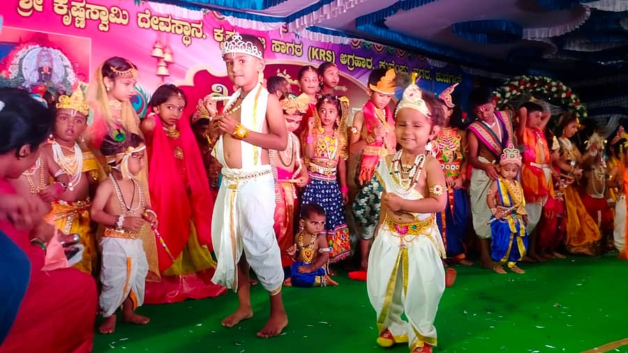 ಕುಣಿಗಲ್ ಕೃಷ್ಣಸ್ವಾಮಿ ದೇವಾಲಯದಲ್ಲಿ ಕೃಷ್ಣ ವೇಷಧಾರಿ ಮಕ್ಕಳ ಸಂಭ್ರಮ