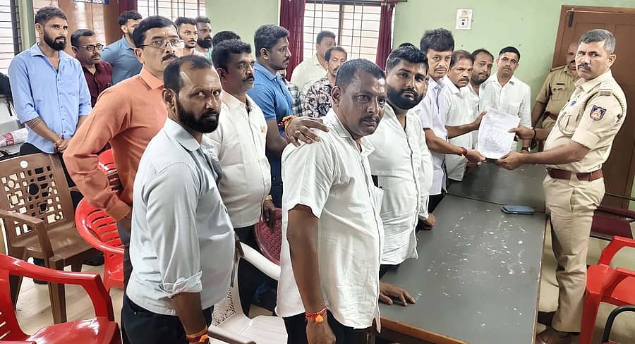 ಬಂಟ್ವಾಳ ಗ್ರಾಮಾಂತರ ಪೊಲೀಸ್ ಠಾಣೆಗೆ ಮಂಗಳೂರು ಮಂಡಲ ಬಿಜೆಪಿ ವತಿಯಿಂದ ಭಾನುವಾರ ಮನವಿ ಸಲ್ಲಿಸಿ ಗೋ ಹಂತಕರನ್ನು ಬಂಧಿಸುವಂತೆ ಆಗ್ರಹಿಸಿದರು